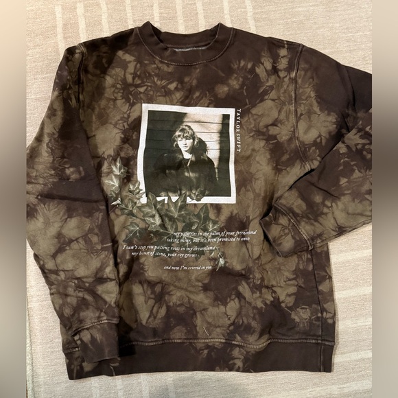 Taylor Swift Ivy Crewneck — Official Merch - Picture 2 of 4